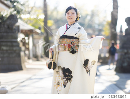 振袖を着た二十歳の女性 98348065