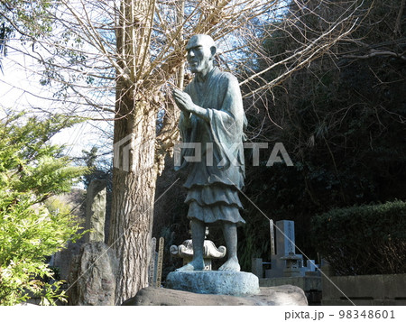 鎌倉市の光触寺にある一遍上人像 98348601