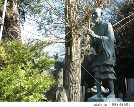 鎌倉市の光触寺にある一遍上人像 98348605