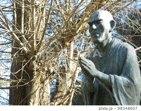 鎌倉市の光触寺にある一遍上人像 98348607