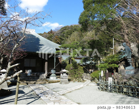 鎌倉市の光触寺（本堂・一遍上人像） 98348613