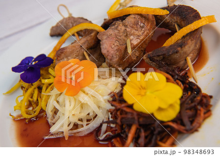 Recipe for duck aiguillettes with three-coloured turnips and orange caramel port sauce 98348693