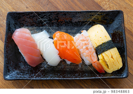 【食べ物素材】お皿に盛りつけられた寿司【長野県】 98348863