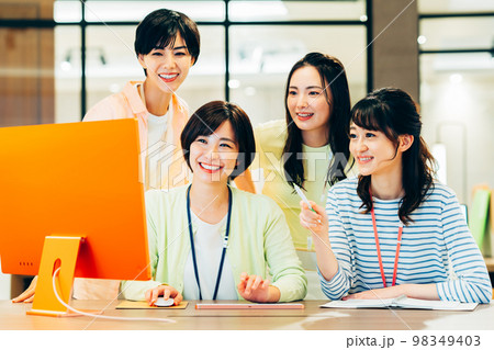 オフィスの若いスタッフ　撮影協力：WEEK芝大門（サンフロンティア不動産） 98349403