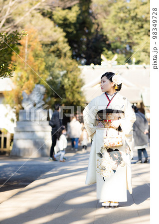 振袖を着た二十歳の女性 振袖を着た二十歳の女性 98349728