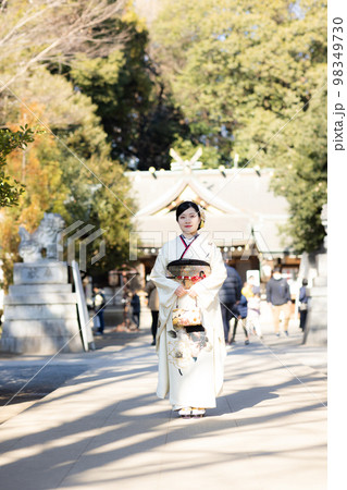 振袖を着た二十歳の女性 98349730