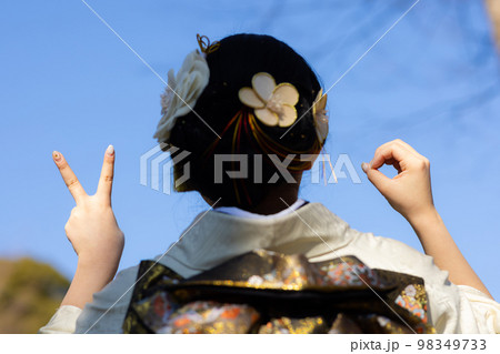 振袖を着た二十歳の女性 振袖を着た二十歳の女性 98349733