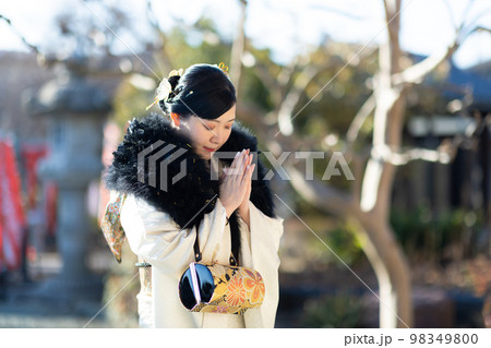 振袖を着た二十歳の女性 振袖を着た二十歳の女性 98349800