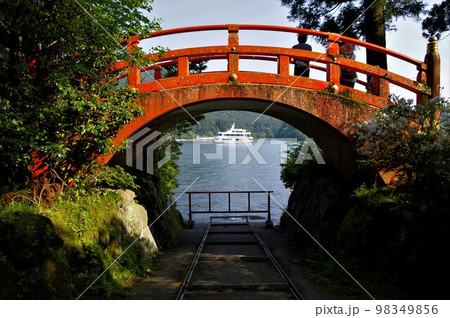 芦ノ湖の湖水祭りに使われる平和の鳥居船庫前の太鼓橋と芦ノ湖遊覧船チャータークルーズ船 芦ノ湖の湖水祭りに使われる平和の鳥居船庫前の太鼓橋と芦ノ湖遊覧船チャータークルーズ船 98349856