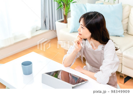 タブレットパソコンで作業をする若い女性 98349909
