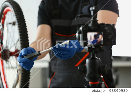 Master blogger teaches bicycle repair on camera 98349989