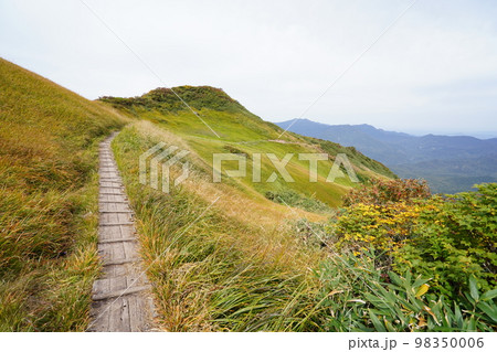 新潟・福島県境の浅草岳　前岳から浅草岳山頂を目指す途中で振り返って前岳方面を見る2022年10月3日 98350006