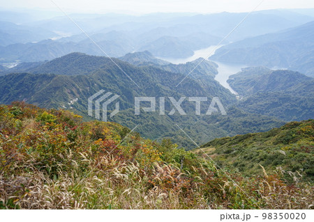 新潟・福島県境の浅草岳　前岳から浅草岳山頂を目指す途中から見る田子倉湖方面　2022年10月3日 98350020