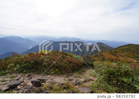 新潟・福島県境の浅草岳 浅草岳山頂から鬼ケ面山方面を見る 2022年10月3日 新潟・福島県境の浅草岳 浅草岳山頂から鬼ケ面山方面を見る 2022年10月3日 98350792