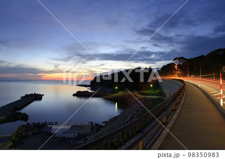 国道7号線　女鹿漁港の夕焼け 98350983