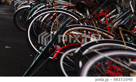 処分される放置自転車、良くないよね 98351040
