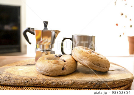 朝食のベーグルとコーヒー 朝食のベーグルとコーヒー 98352354