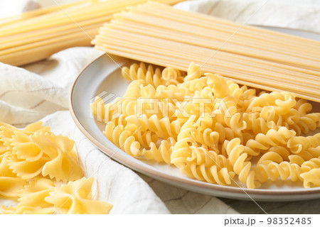 色々な種類のパスタ 色々な種類のパスタ 98352485