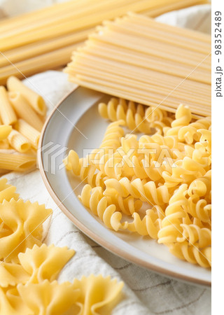 色々な種類のパスタ 色々な種類のパスタ 98352489