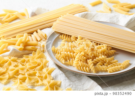 色々な種類のパスタ 色々な種類のパスタ 98352490