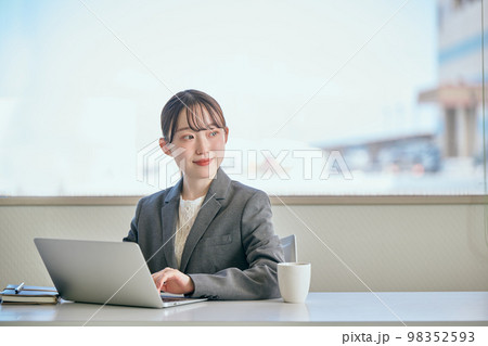 オフィスでパソコンをタイピングする若い女性 98352593