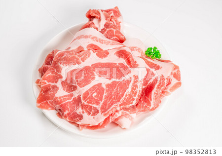 白い背景の豚肩ロースこま切れ肉  白い背景の豚肩ロースこま切れ肉  98352813