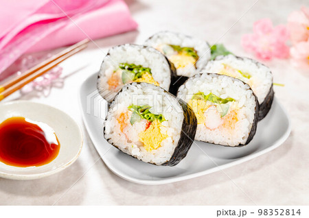 お皿に盛ったサラダ巻き お皿に盛ったサラダ巻き 98352814