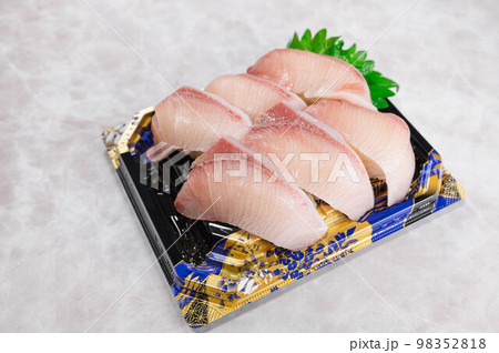 天然ブリのにぎり寿司 98352818