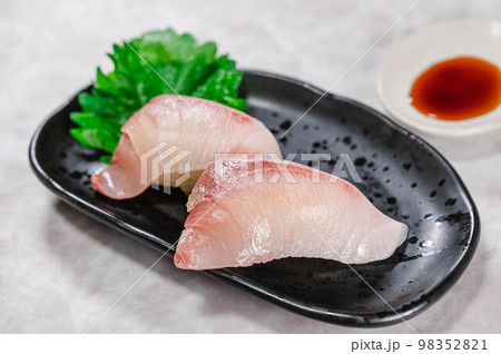 天然ブリのにぎり寿司 98352821