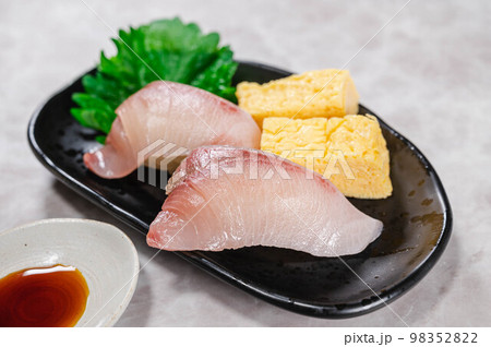 天然ブリのにぎり寿司と玉子焼き 98352822