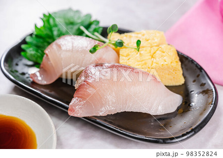 天然ブリのにぎり寿司と玉子焼き 98352824