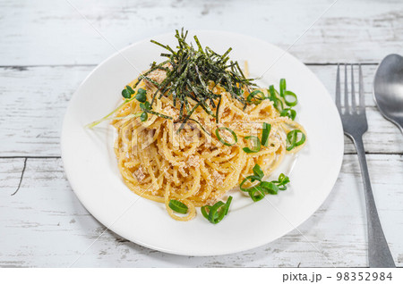 海苔をのせたタラコパスタ 海苔をのせたタラコパスタ 98352984