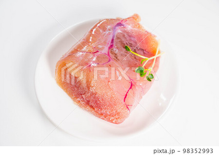 白い皿にのせた生たらこ 98352993