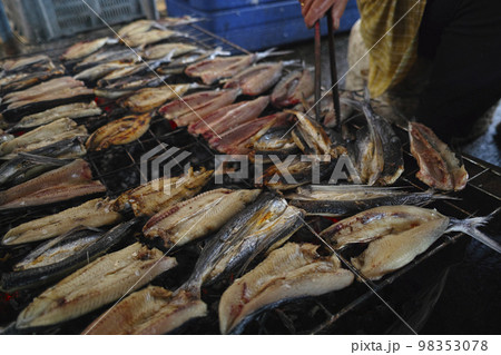 トビウオの干物作り トビウオの干物作り 98353078