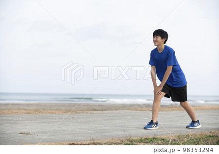準備運動する中学生の男の子 準備運動する中学生の男の子 98353294