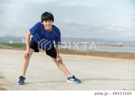準備運動する中学生の男の子 準備運動する中学生の男の子 98353300