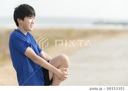 準備運動する中学生の男の子 準備運動する中学生の男の子 98353301