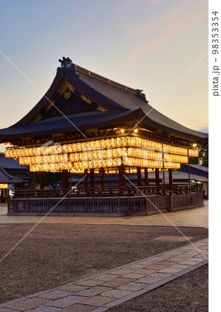 八坂神社 舞殿の美しい夕暮れ 98353354