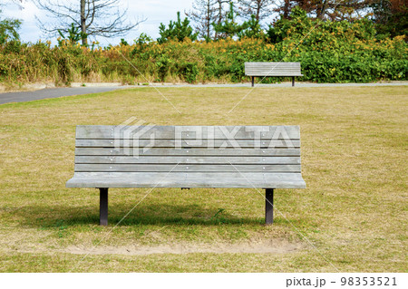 公園のベンチの写真素材 [98353521] - PIXTA
