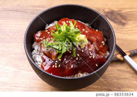 まぐろの漬け丼 98353634