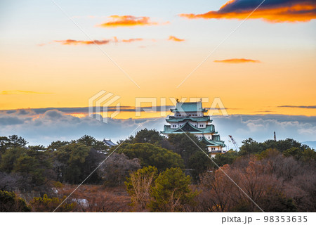 《愛知県》夕焼けの名古屋城 98353635