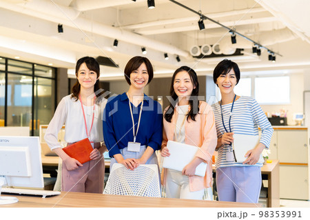 オフィスの若いスタッフ 撮影協力:WEEK芝大門(サンフロンティア不動産) オフィスの若いスタッフ 撮影協力:WEEK芝大門(サンフロンティア不動産) 98353991