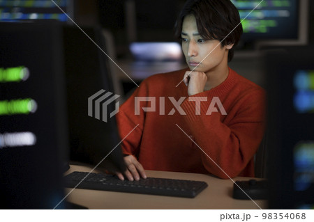 深夜に作業をする若いエンジニア 深夜に作業をする若いエンジニア 98354068