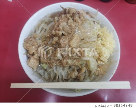 ラーメン二郎小岩店の小ラーメン　ニンニク・カラメ・アブラ 98354349
