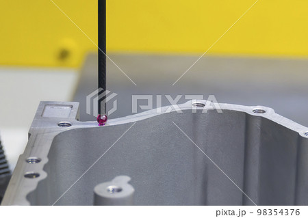 The 3-axis CMM machine measuring the aluminum parts . The 3-axis CMM machine measuring the aluminum parts . 98354376