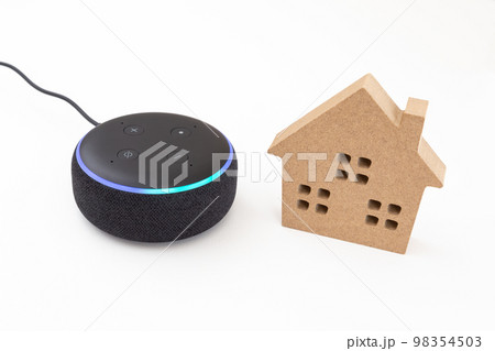 住宅模型とスマートスピーカー 98354503