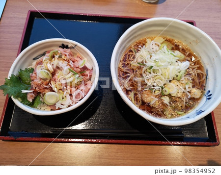 海浜幕張にある「そばいち」のかけそばとねぎとろ小丼 98354952