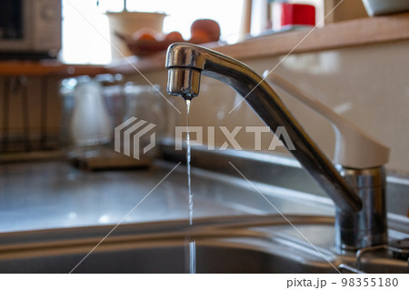 キッチンの水道の蛇口を締める水道代節約イメージ 98355180