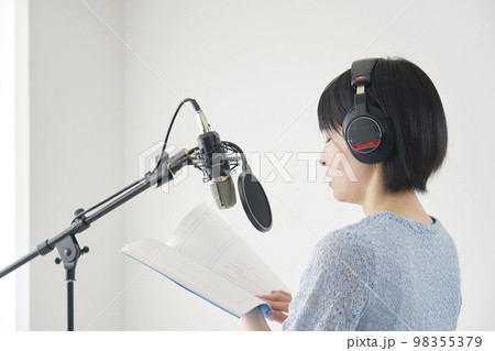 ナレーションをするナレーターの女性 98355379