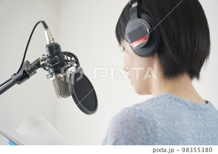ナレーションをするナレーターの女性 98355380